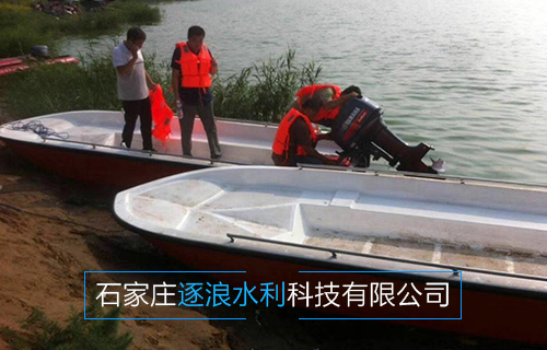 旅游景區(qū)采購沖鋒舟,正在安裝船用傳動機